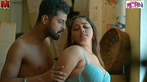 भारतीय पत्नी मोहिनी का अपने युवा प्रेमी के साथ अंतरंग सामना, उसके पति द्वारा एक होममेड वीडियो में देखा गया।