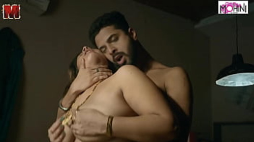 सौतेला बेटा भारतीय माँ मोहिनीलक्ष्मी के साथ गुप्त रूप से सेक्स करता है जबकि वह अपनी तंग गुदा में सो रही होती है