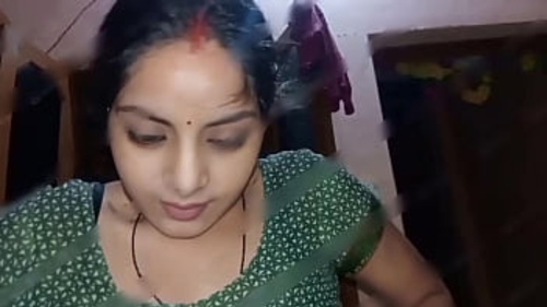 पति अपनी पत्नी के साथ हिंदी में सेक्स करता है जबकि वह आनंद का अनुभव करती है