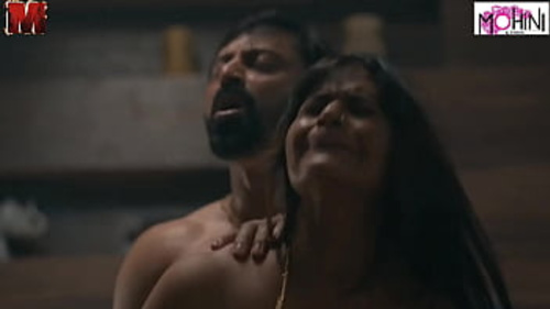भारतीय सौतेली माँ मोहिनीलक्ष्मी अपने सौतेले बेटे से तीव्र आनंद का अनुभव करती है