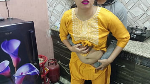 वयस्क मनोरंजन में पहला अनुभव, बड़े प्राकृतिक स्तनों की ओर आकर्षित, योनि और गुदा दोनों क्षेत्रों में तीव्र प्रवेश प्राप्त करता है।