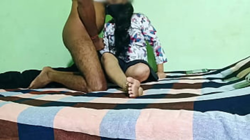 एक विवाहित भारतीय आदमी का दोस्त अपनी पत्नी के साथ डॉगी पोजीशन में तीव्र सेक्स करता है।