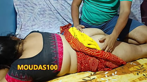निशा, एक पारंपरिक भारतीय पत्नी, अपने प्रेमी से एक कामुक मालिश प्राप्त करती है