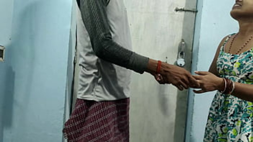 सौतेला भाई तंग पिछवाड़े और गुदा के साथ आनंद का अनुभव करता है एक इमर्सिव एनल एनकाउंटर में।