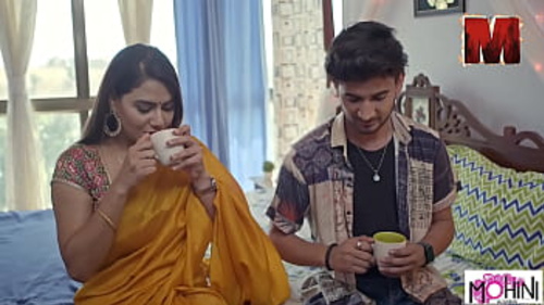 सौतेला बेटा भारतीय माँ मोहिनी को बिना किसी हिचकिचाहट के डॉगी पोजीशन में जोरदार चोदता है।