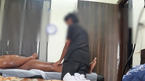 एक शरारती स्टड बड़े लंड के साथ गुप्त कैमरे पर पकड़ा जाता है और मसाज प्राप्त करता है।