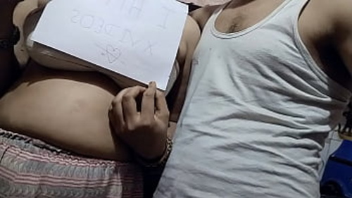 देखें कैसे एक सेक्सी महिला एक बहुत बड़े लंड के साथ तीव्र यौन गतिविधि में संलग्न होती है