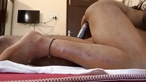 एक भारतीय परिपक्व महिला अपने साथी के साथ अपने घर में यौन संबंध बनाती है, जिसमें तीव्र प्रवेश और एक साथ पुरुष अंग और महिला जननांग उत्तेजना शामिल है।