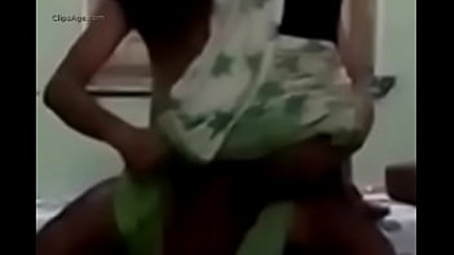 भारतीय औरत अपनी साड़ी उठाकर स्ट्रैडल और राइड करती है।