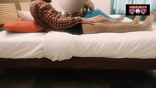 देखो कैसे एक भारतीय माँ का मल उसके पति के स्खलन से एक ककॉल्ड व्यवस्था में प्रवेश करता है।