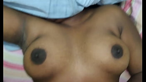 एक सेक्सी भारतीय कॉलेज गर्ल को उसके मुंह में गर्म स्खलन मिलता है।