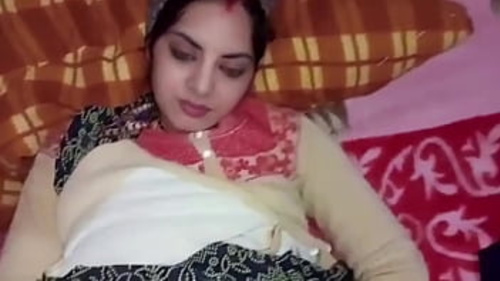मोनू पिज्जा डिलीवरी बॉय के साथ एक गर्म भारतीय थ्रीसम का आनंद लेती है।