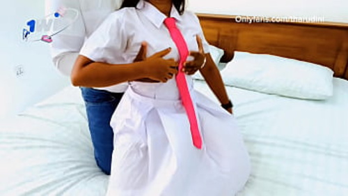 चमिका, सौतेली बहन, अपने बड़े लंड वाले भाई के साथ अपना पहला अनुभव करती है।