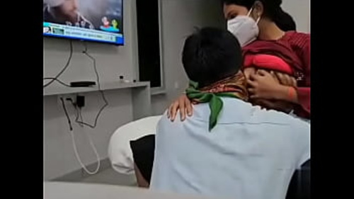 एक भारतीय महिला अपने बड़े स्तनों और संकीर्ण योनि को अपने बेवफा साथी को वेबकैम पर दिखाती है।