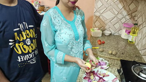 भारतीय परिपक्व महिला, देसीसारा भाभी, अपने बड़े लिंग से तीव्र प्रवेश प्राप्त करती है।