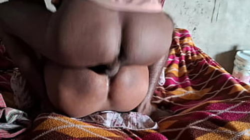 भारतीय सुंदरियां गोरी और काली त्वचा के साथ उत्तेजक ओरल सेक्स और तीव्र प्रवेश में लिप्त होती हैं एक उत्तेजक हिंदी क्लिप में