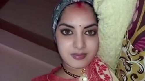 सौतेला पिता भारतीय पत्नी मोनू के साथ डॉगी स्टाइल में सेक्स करता है जब तक कि स्खलन नहीं हो जाता।