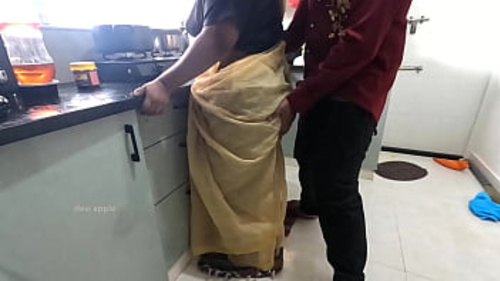 एक तमिल नौकरानी का रसोई में यौन संबंध है।