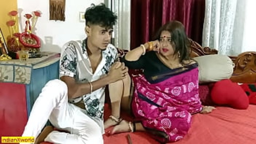 भारतीय किशोरी और उसकी नई, कामुक सौतेली माँ के बीच गर्म मुठभेड़