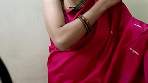 एक कामुक पत्नी तीव्र डॉगी-स्टाइल सेक्स का आनंद लेती है जब तक कि वह संतोषजनक चरमोत्कर्ष तक नहीं पहुंच जाती