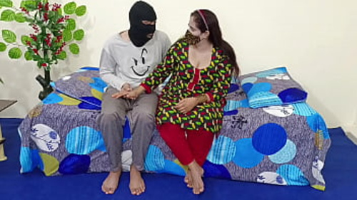 भारतीय कजिन परिवार में शादी करता है, निषिद्ध इच्छा का अन्वेषण करता है।