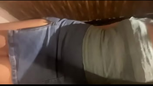रिया ग्रोवर का लीक हुआ वीडियो जिसमें वह शॉर्ट स्कर्ट में डांस कर रही है।