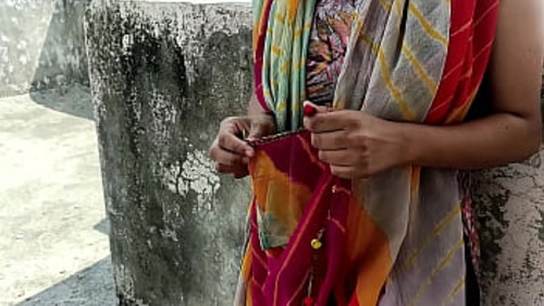 एक जवान आदमी अपने पड़ोसी की बड़ी उम्र की महिला रिश्तेदार को तीव्र यौन गतिविधि में शामिल होने के लिए मनाता है।