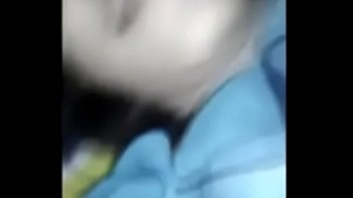एक युवा भारतीय लड़की को उसकी तंग, बालों वाली और गीली योनि में प्रवेश किया जाता है।