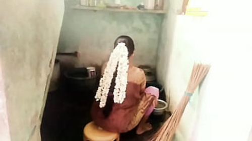 एक मध्यम आयु की भारतीय महिला अपने पति के साथ यौन गतिविधियों में संलग्न होते हुए बर्तन साफ करती है।
