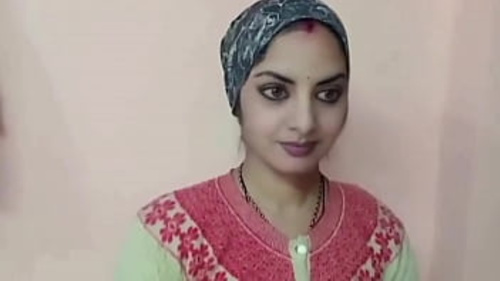 एक नवविवाहित महिला को उसके पति द्वारा खड़े होकर प्रवेश किया जाता है