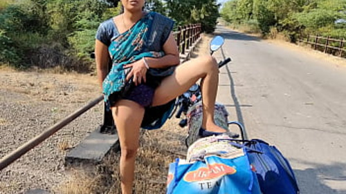 सड़क के किनारे वेश्याएं अपने कोठे पर पैर उठाकर ले जाती हैं