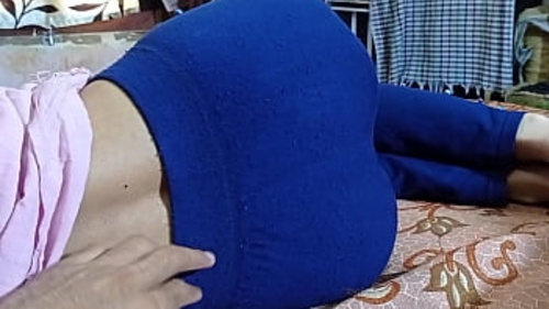 एक भारतीय सौतेली बहन का अपने सौतेले भाई के साथ हिंदी में अंतरंग होने का क्लोज़-अप दृश्य