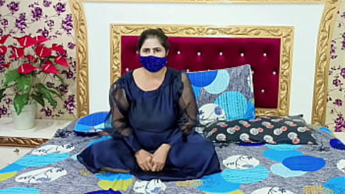 आकर्षक बड़ी भारतीय महिला तेजी से अपने योनि में एक बड़े डिल्डो के साथ प्रवेश करती है