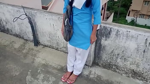 छत पर भारतीय स्कूलगर्ल्स के बीच यौन मुठभेड़