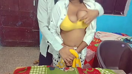मेरे आकर्षक भारतीय शिक्षक बड़े स्तनों के साथ।