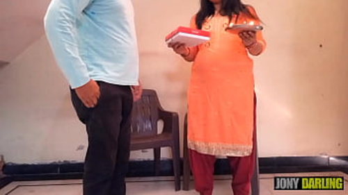 एक बड़े लिंग वाली आंटी अपने भतीजे से दिवाली पर एक फेस्टिव गिफ्ट लेती है।
