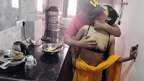 एक आकर्षक भारतीय आंटी और उसके पति के बीच रसोई में गर्म मुठभेड़।
