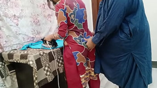 एक शानदार भारतीय नौकरानी लोहे की मेज पर सेक्स करती है