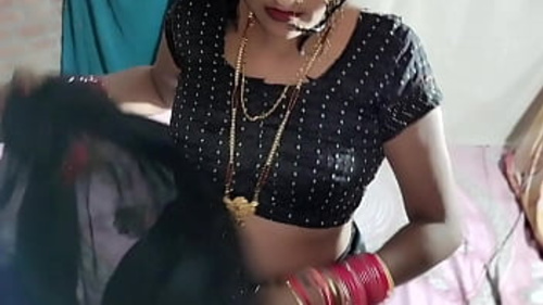 भारतीय एडल्ट वीडियो जिसमें एक काली साड़ी, ब्लाउज, पेटीकोट और पैंटी शामिल है।