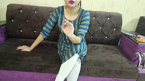 कुकरी विशेषज्ञ अपने किरायेदार को यौन गतिविधियों में निर्देश देती है।