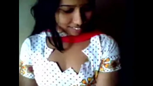 तमिल लड़की अपने बड़े स्तनों को दिखाती है।