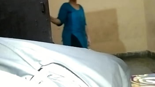 भाभी हिंदी ऑडियो में कमरे में प्रवेश करती है