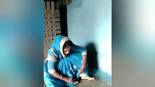 सेक्सी आंटी अपने देवर के यहाँ मस्ती करती है।