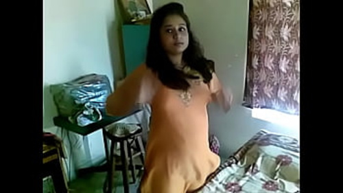 नवविवाहित भारतीय महिला अपने कार्यस्थल के परिचित के साथ अंतरंग मुठभेड़ में संलग्न होती है