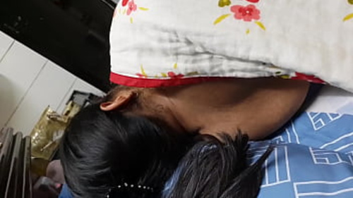 एक भारतीय शादीशुदा महिला थ्रीसम में शामिल होती है।