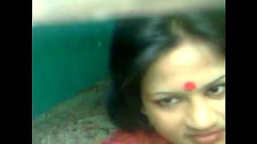 उत्तेजित बंगाली महिला रात में अपने पार्टनर के साथ कपड़े उतारती है और यौन संबंध बनाती है