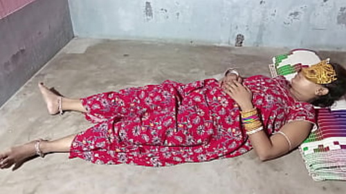 सौतेली बहन का कामुक वीडियो जिसमें वह यौन गतिविधि में संलग्न होती है।