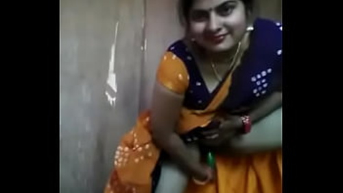 भारतीय मसालेदार महिला को दही से चोदा जाता है