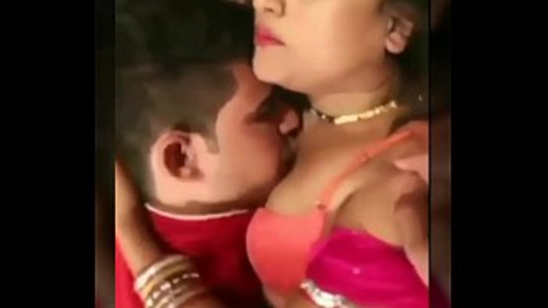 भारतीय आंटी अपने देवर को बहकाती है।