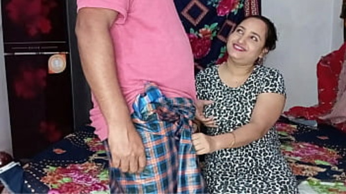 भारतीय देखभालकर्ता अपने गृहस्वामी के साथ अंतरंग मुठभेड़ का आनंद लेती है।